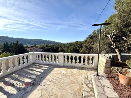 منزل ﻓﻲ Carros, Alpes-Maritimes