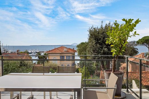 Apartment / Etagenwohnung in Antibes, Alpes-Maritimes