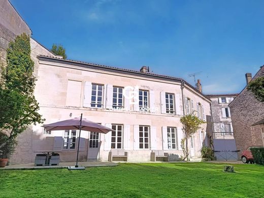 Πολυτελή κατοικία σε Saintes, Charente-Maritime