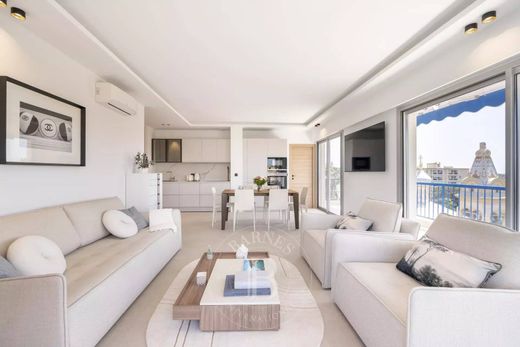 Apartment / Etagenwohnung in Cannes, Alpes-Maritimes