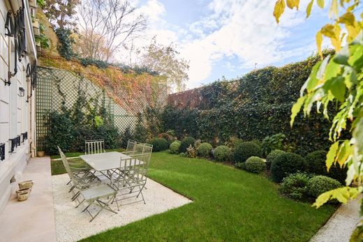 Apartment in Tour Eiffel, Invalides – Ecole Militaire, Saint-Thomas d’Aquin, Paris