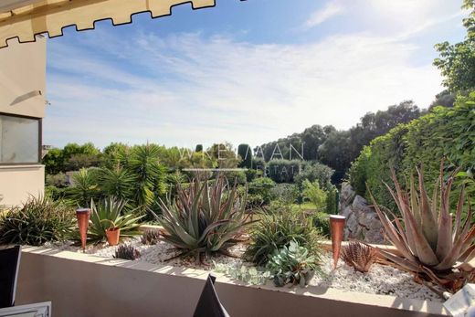 Apartment / Etagenwohnung in Antibes, Alpes-Maritimes