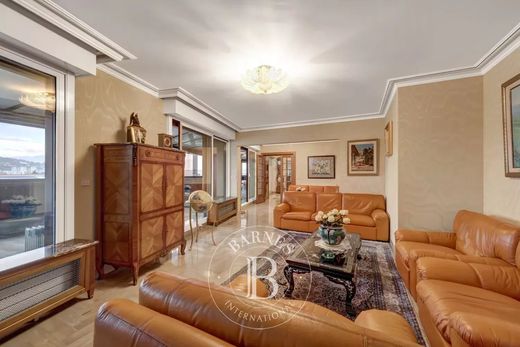 Apartment / Etagenwohnung in Annemasse, Haute-Savoie