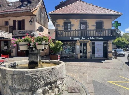 Menthon-Saint-Bernard, Haute-Savoieの高級住宅