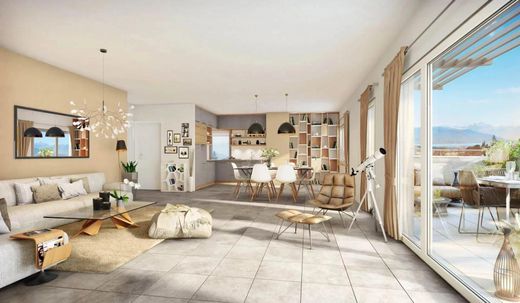 Apartment / Etagenwohnung in Vallauris, Alpes-Maritimes