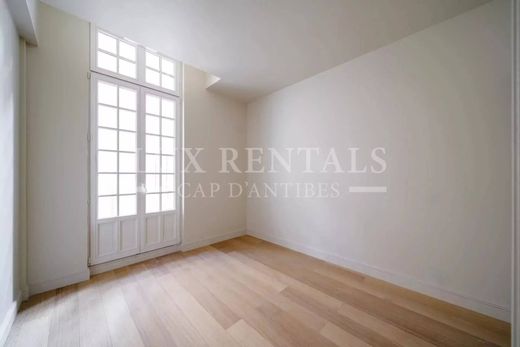 Apartment / Etagenwohnung in Antibes, Alpes-Maritimes