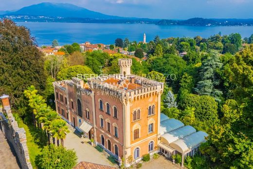 Schloss / Burg in Lesa, Provincia di Novara