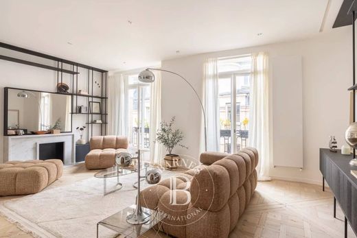 Daire Champs-Elysées, Madeleine, Triangle d’or, Paris