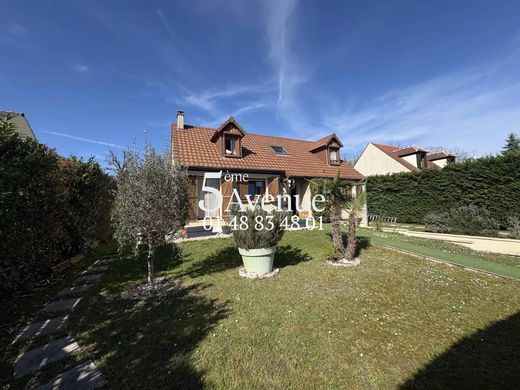 Casa di lusso a Sucy-en-Brie, Val-de-Marne