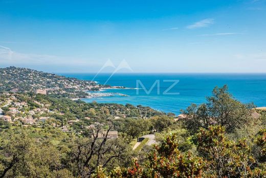 Grundstück in Sainte-Maxime, Var