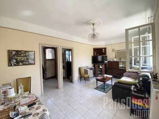 منزل ﻓﻲ Suresnes, Hauts-de-Seine