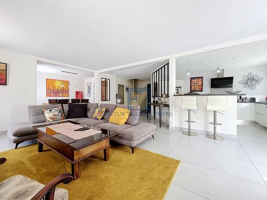 Luxury home in Le Mesnil-Saint-Denis, Yvelines