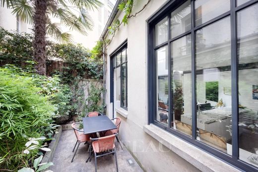 Apartment / Etagenwohnung in Montmartre, Abbesses, Grandes-Carrières, Paris