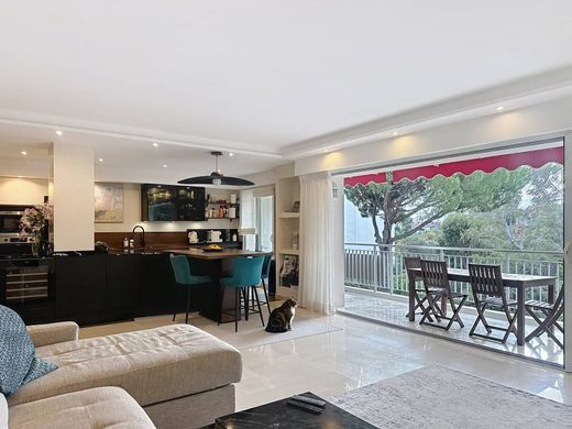 Apartment / Etagenwohnung in Cannes, Alpes-Maritimes