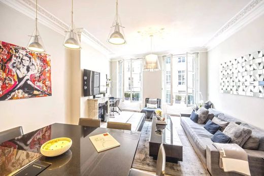Apartment in Chatelet les Halles, Louvre-Tuileries, Palais Royal, Paris