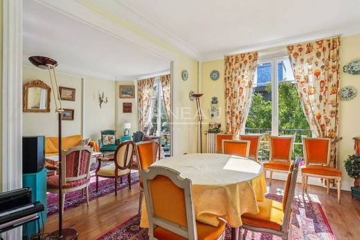 Apartment / Etagenwohnung in Motte-Picquet, Commerce, Necker, Paris