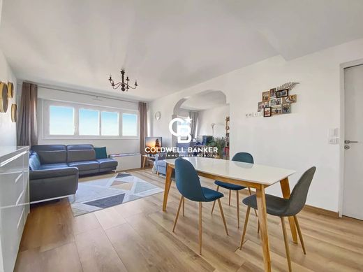 Apartment / Etagenwohnung in Courbevoie, Hauts-de-Seine