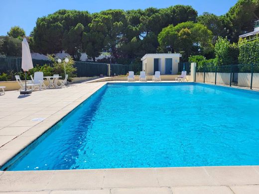 Apartment / Etagenwohnung in Antibes, Alpes-Maritimes