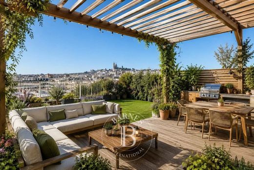 Apartment in Montmartre, Abbesses, Grandes-Carrières, Paris