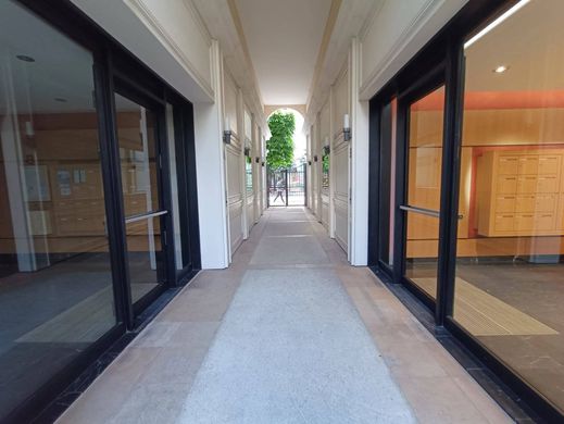 Apartment in Puteaux, Hauts-de-Seine