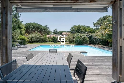 Luxury home in Pyla sur Mer, Gironde