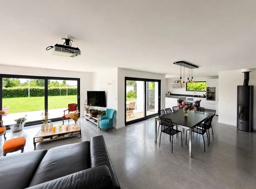 Luxury home in Nomain, North