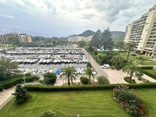 Apartment / Etagenwohnung in Mandelieu-la-Napoule, Alpes-Maritimes