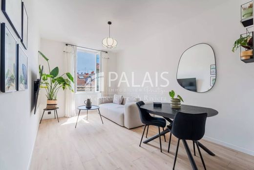 Apartment / Etagenwohnung in Nizza, Alpes-Maritimes