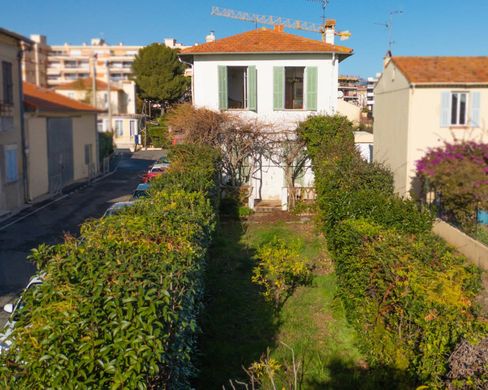 Luxe woning in Cagnes-sur-Mer, Alpes-Maritimes
