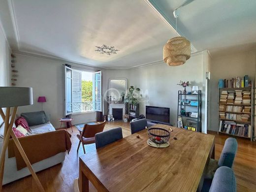 Apartment / Etagenwohnung in Bois-Colombes, Hauts-de-Seine
