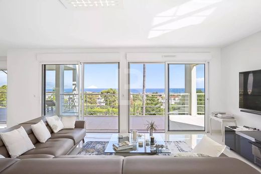 Apartment / Etagenwohnung in Antibes, Alpes-Maritimes