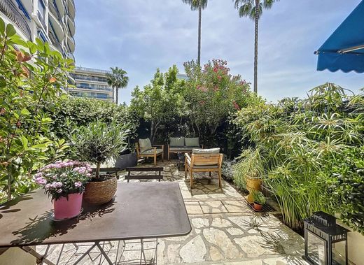 Apartment / Etagenwohnung in Cannes, Alpes-Maritimes