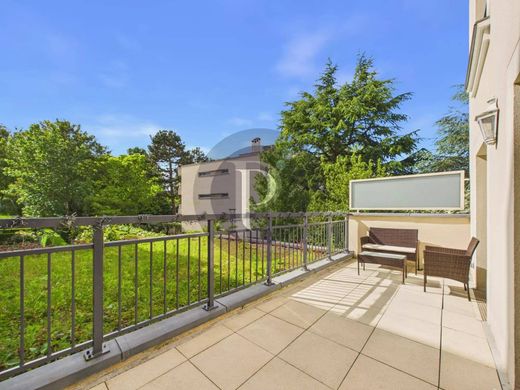 Apartment / Etagenwohnung in Le Plessis-Robinson, Hauts-de-Seine