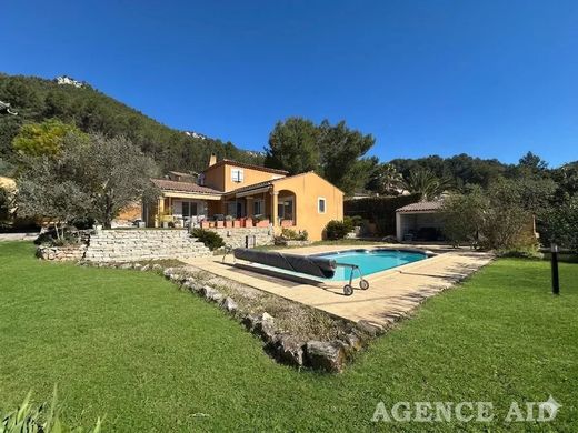 Villa in Cuges-les-Pins, Bouches-du-Rhône