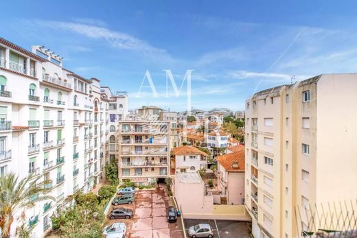 Apartment / Etagenwohnung in Antibes, Alpes-Maritimes