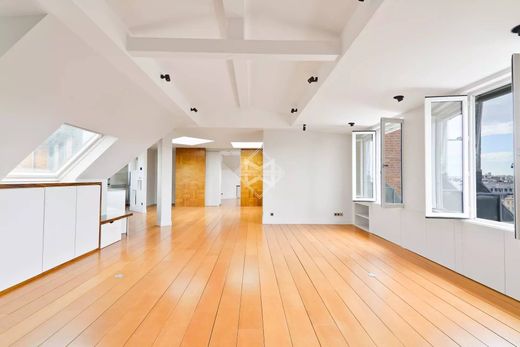 Apartment / Etagenwohnung in Tour Eiffel, Invalides – Ecole Militaire, Saint-Thomas d’Aquin, Paris