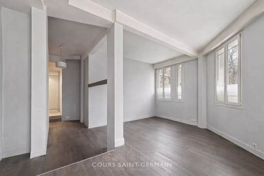 Apartment in Montmartre, Abbesses, Grandes-Carrières, Paris