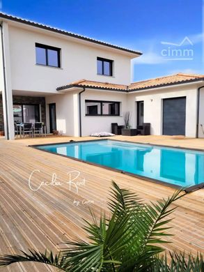 Luxury home in Saint-André-de-Cubzac, Gironde