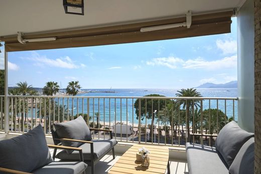 Apartment / Etagenwohnung in Cannes, Alpes-Maritimes