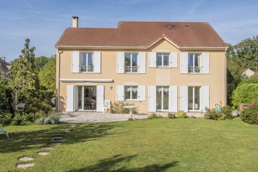 Luxury home in Le Mesnil-Saint-Denis, Yvelines
