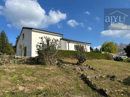 Maison de luxe à Le Vernet, Allier