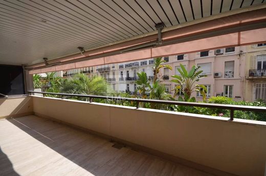 Apartment / Etagenwohnung in Cannes, Alpes-Maritimes