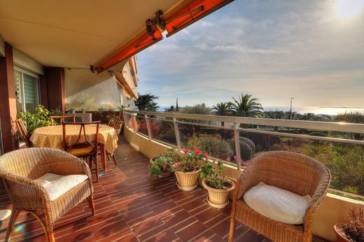 Apartment / Etagenwohnung in Nizza, Alpes-Maritimes