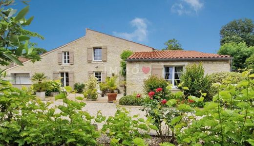 Aigrefeuille-d'Aunis, Charente-Maritimeの高級住宅