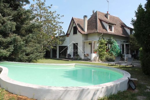 Πολυτελή κατοικία σε Bellerive-sur-Allier, Allier