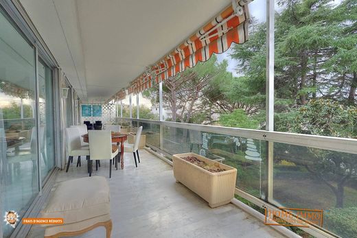 Apartment / Etagenwohnung in Antibes, Alpes-Maritimes