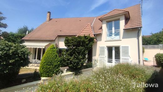 Luxury home in Chanteloup-les-Vignes, Yvelines