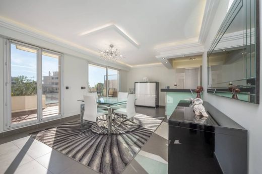 Apartment / Etagenwohnung in Juan-les-Pins, Alpes-Maritimes