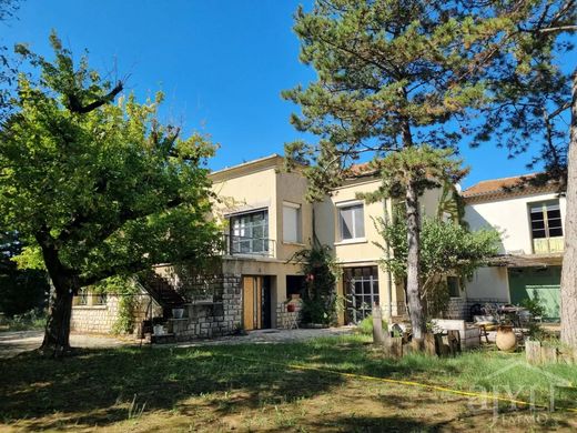 Landhaus / Bauernhof in Eyragues, Bouches-du-Rhône