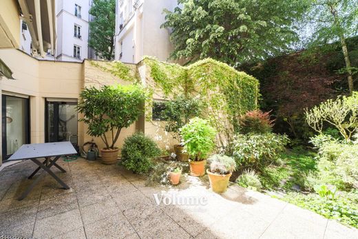 Apartment in Montmartre, Abbesses, Grandes-Carrières, Paris